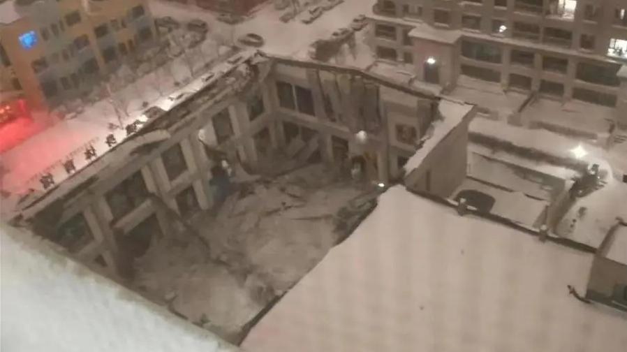 24直播网：体育馆在雪夜坍塌