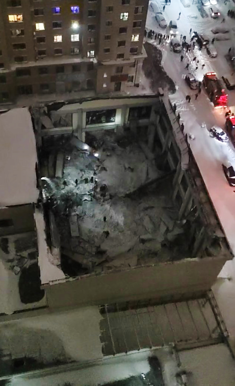 24直播网：体育馆在雪夜坍塌(图2)