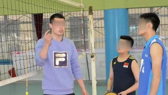 24直播网:石家庄一重点中学排球教练在体育馆内被家长扎死,年仅26岁(图2) 24直播网:石家庄一重点中学排球教练在体育馆内被家长扎死,年仅26岁(图2)