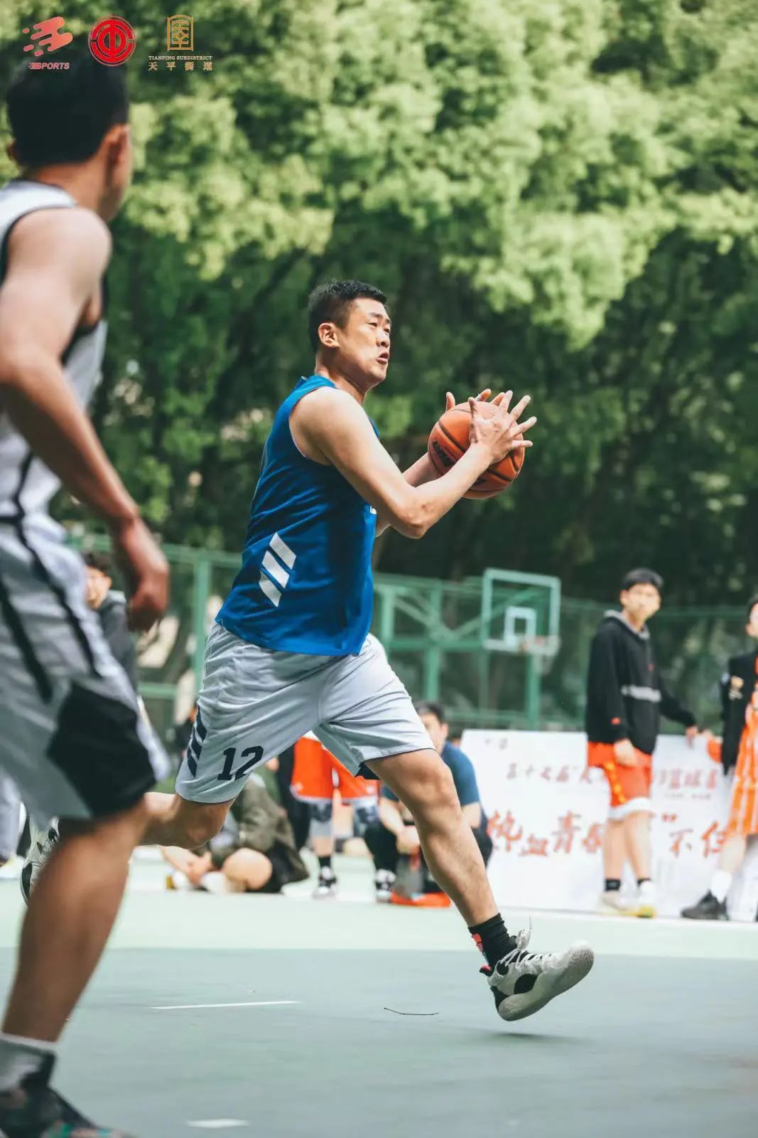24直播网：热血青春“篮”不住！这场三对三篮球赛，谁是冠军？(图2)